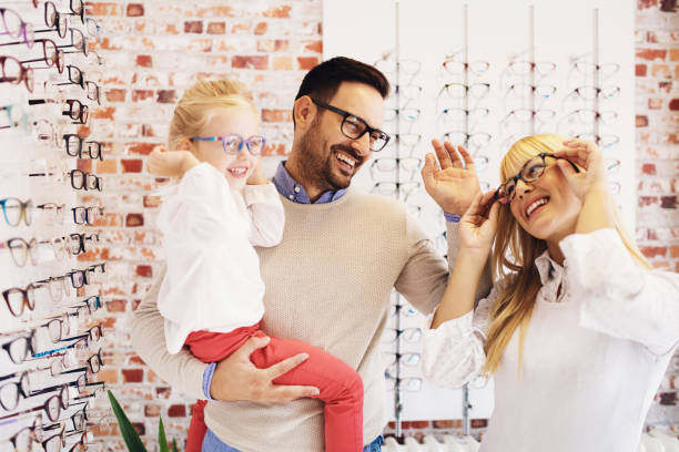 istock Family in Optical Store 850767944