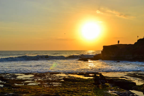 templo em bali - tanah lot close up bali indonesia - fotografias e filmes do acervo