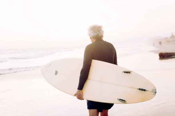 senior homme surf - senior adult surfing aging process sport photos et images de collection