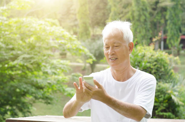 istock Asian old man on the phone 850811998