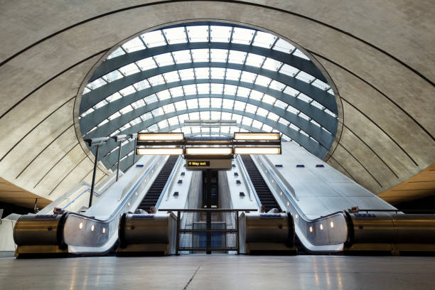 escaliers mécaniques, canary wharf, london, uk - canary wharf railway station photos et images de collection