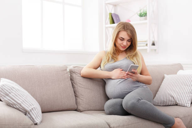 istock Young pregnant woman using smartphone 850817382