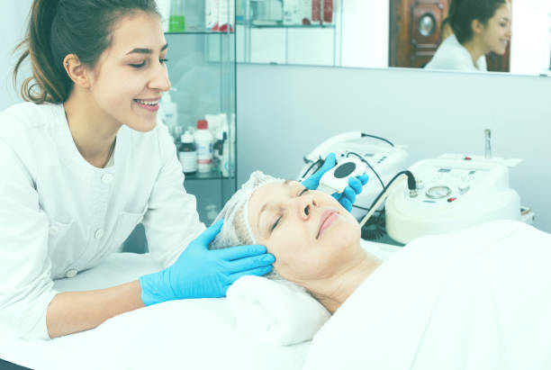 istock Mature woman having beauty procedures 850818000
