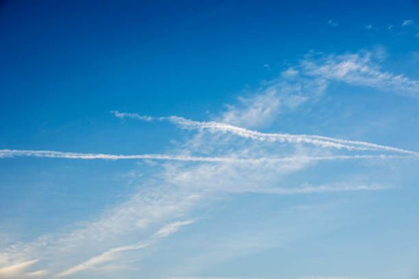 cielo autunnale tranquillo - vapor trail cirrus sky cloudscape foto e immagini stock