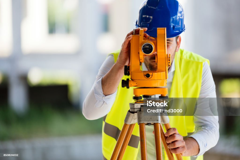 Photo d’ingénieur de construction travaillant sur le chantier - Photo de Géomètre libre de droits