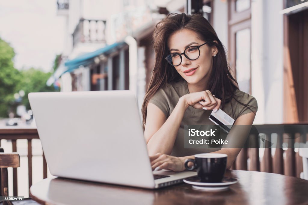 Frau ist online-shopping mit Laptop-Computer und Kreditkarte - Lizenzfrei Bankkarte Stock-Foto