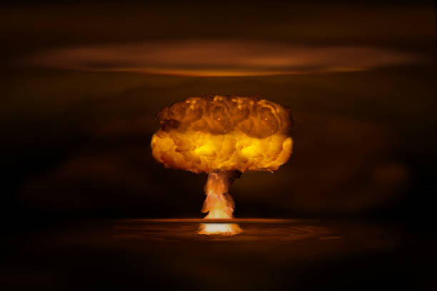 color de la bomba atómica explosión realista, naranja con humo sobre fondo negro - arma nuclear fotografías e imágenes de stock