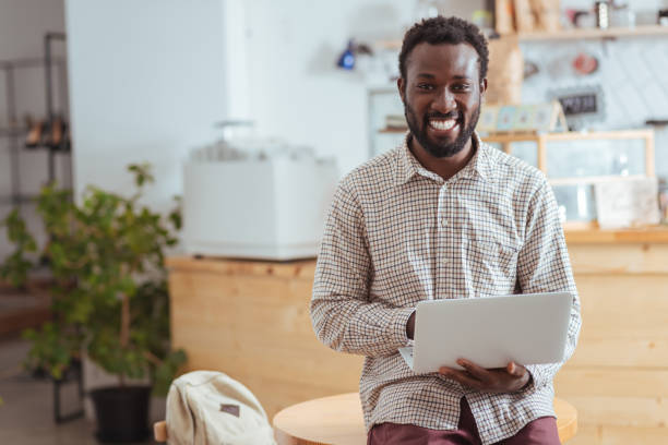 istock Happy man posing with laptop in coffee shop 850833122