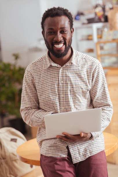 istock Overjoyed man posing with laptop in coffee house 850833412