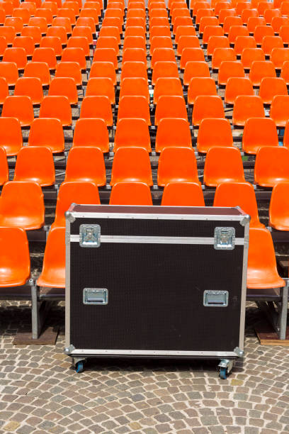 assentos de plástico vermelhos e concerto fechado equipamentos black box - seat row audio - fotografias e filmes do acervo