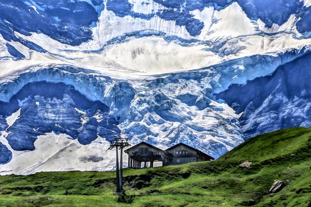 l’eiger, le mönch et la jungfrau - la trinité majestueuse des alpes bernoises, suisse - switzerland european alps schreckhorn horizontal photos et images de collection