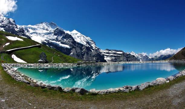 l’eiger, le mönch et la jungfrau - la trinité majestueuse des alpes bernoises, suisse - switzerland european alps schreckhorn horizontal photos et images de collection