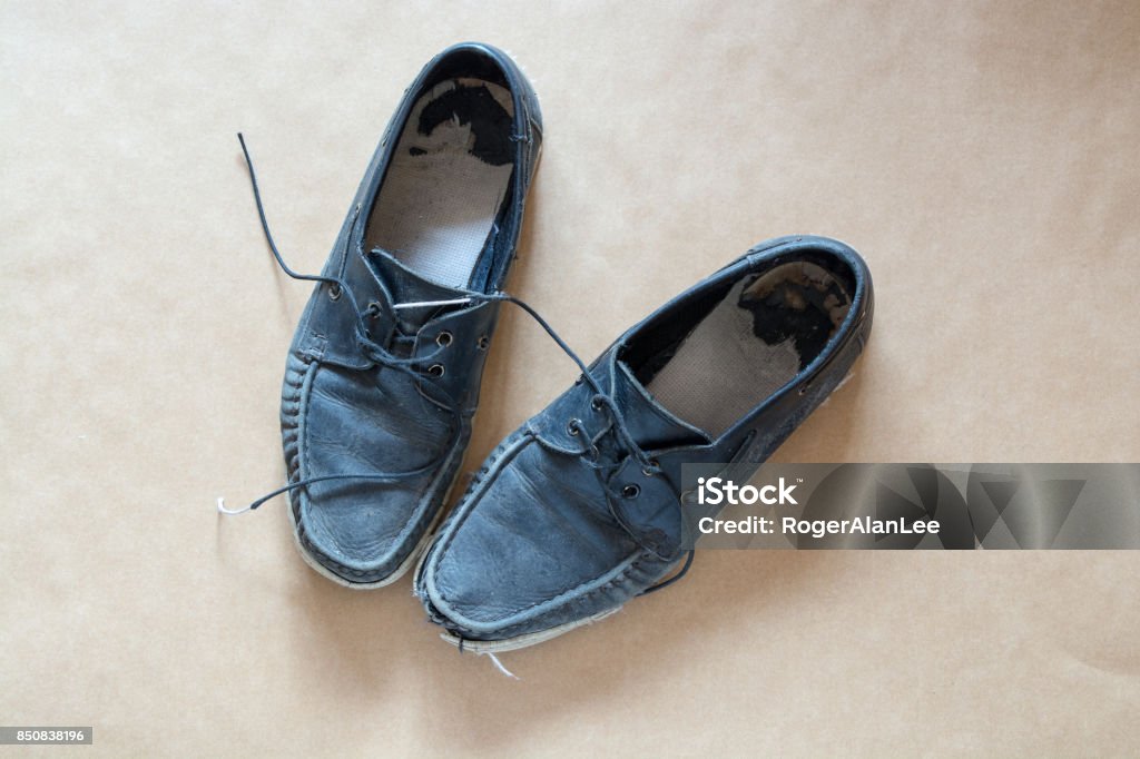 Dicht Retoucheren Beperken Paar Oude Blauwe Mannen Lace Up Schoenen In Slechte Conditie Stockfoto en  meer beelden van Blauw - iStock