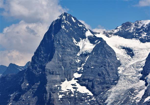 perspectivas en la cara norte del eiger - un clásico de la montaña de los alpes suizos - north face eiger mountain fotografías e imágenes de stock