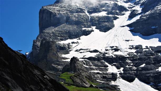アイガー - スイス アルプスの登山クラシックの北面の展望 - overhanging ストックフォトと画像