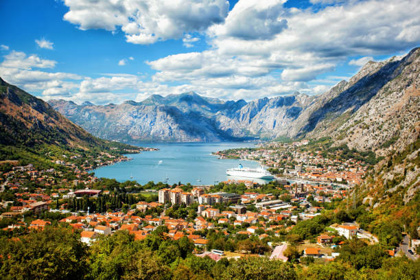 kotor in una bellissima giornata estiva, montenegro - old sky sea town foto e immagini stock