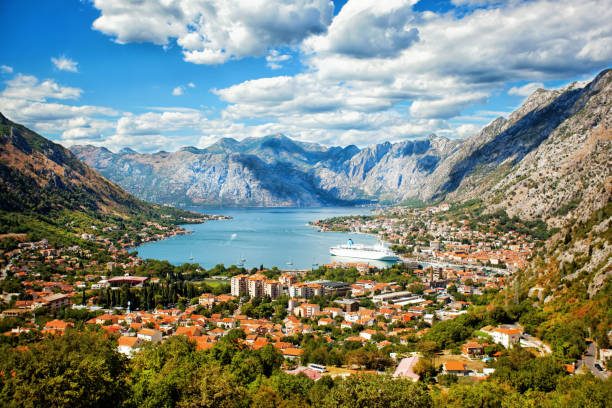 kotor w piękny letni dzień, czarnogóra - kotor zdjęcia i obrazy z banku zdjęć