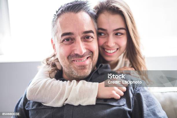 Teenagermädchen Sitzen Auf Fenster Mit Vater Stockfoto und mehr Bilder von Vater - Vater, Tochter, Teenager-Alter