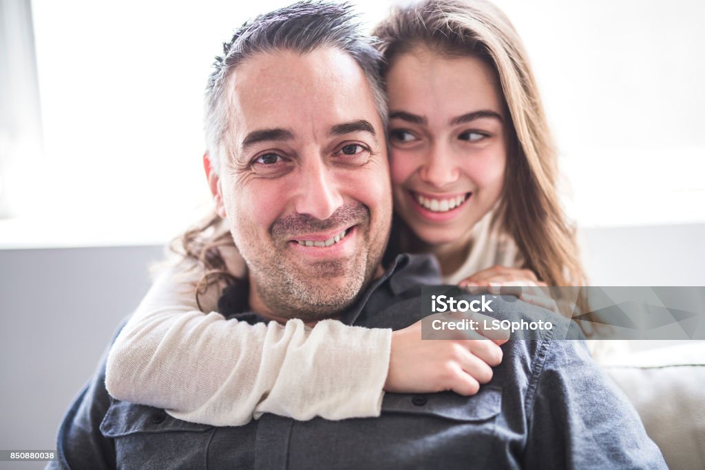 Fille d’adolescent assis sur la fenêtre avec le père - Photo de Père libre de droits