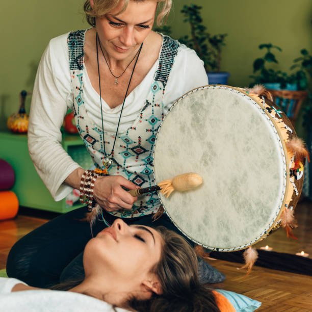 tamburo indiano in terapia del suono - frame drum foto e immagini stock