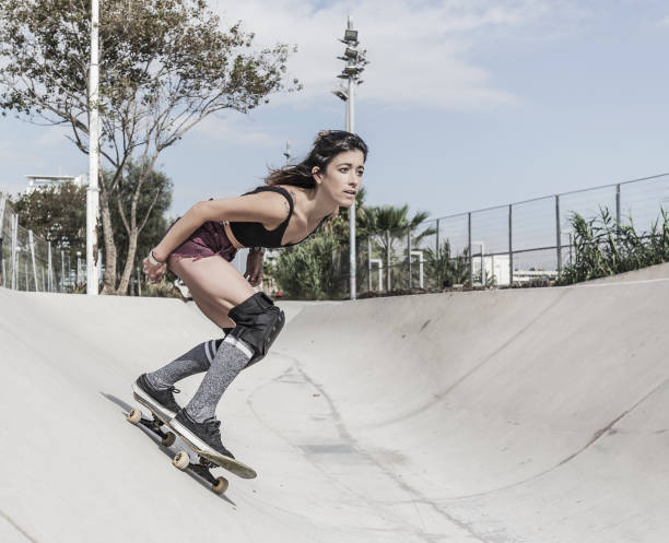 istock Young woman skateboarding in skatepark 850883588