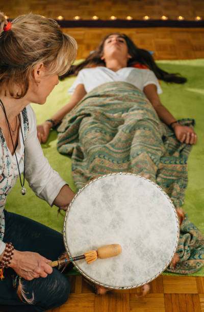 tambor indio en terapia del sonido - frame drum fotografías e imágenes de stock