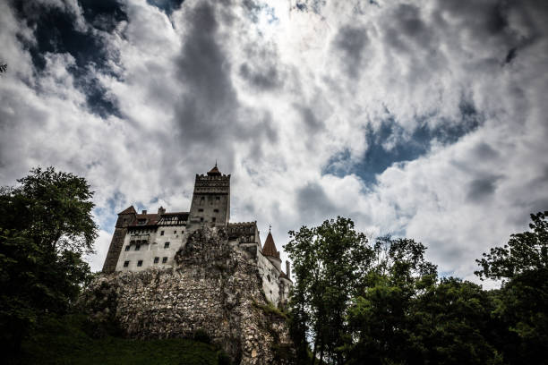 otręby (dracula) zamek i nastrojowy płonie chmur, otręby, transylwania, rumunia - vlad vi zdjęcia i obrazy z banku zdjęć