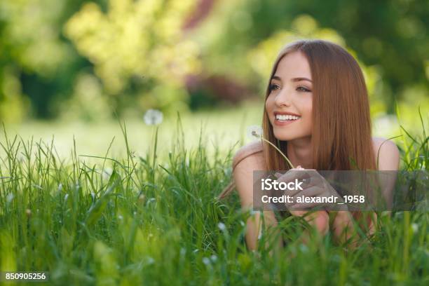 Schöne Mädchen In Einen Grünen Sommerpark Stockfoto und mehr Bilder von Allergie - Allergie, Einatmen, Eine Frau allein