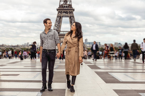 istock Lovely couple spending some days in vacation to Paris 850912240