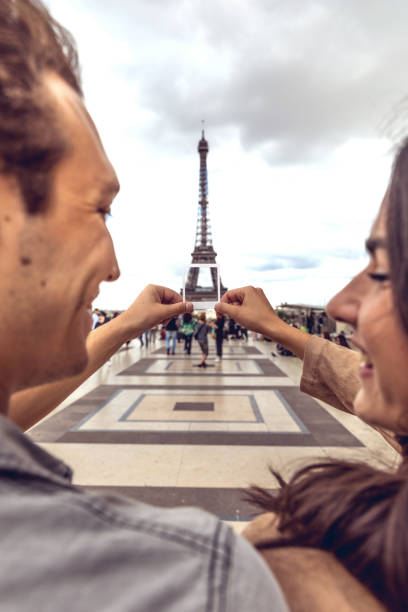 istock Lovely couple spending some days in vacation to Paris 850912338