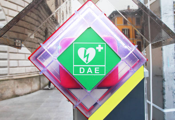 aed. automatischen defibrillator. - emergency room accident hospital emergency sign stock-fotos und bilder