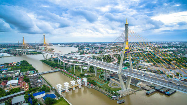 bhumibol ponte em samut prakan, tailândia - bridge bangkok suspension bridge river - fotografias e filmes do acervo