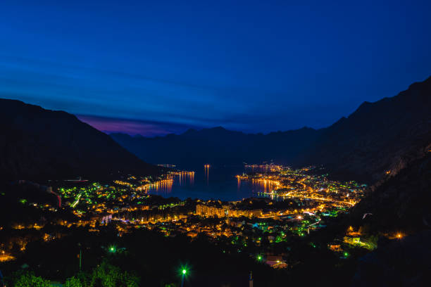 baia di cattaro di notte - montenegro kotor bay fjord town foto e immagini stock