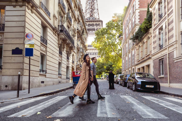 lovely couple spending some days in vacation to paris - paris imagens e fotografias de stock