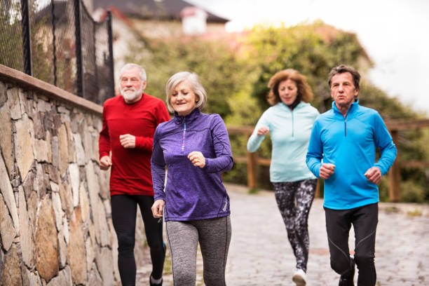 grupa seniorów biegających na świeżym powietrzu na starym mieście. - jogging running motivation group of people zdjęcia i obrazy z banku zdjęć