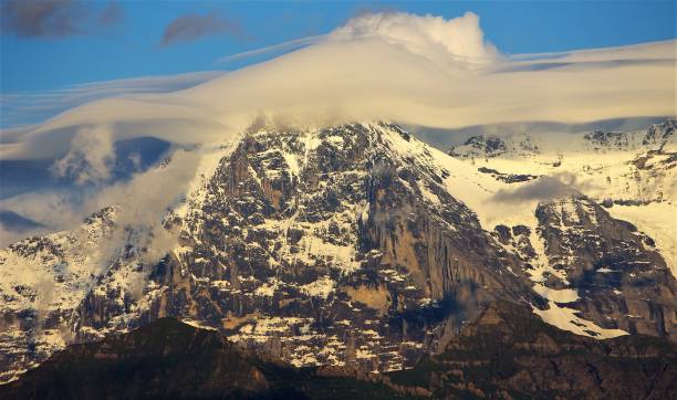 atardecer de verano las cumbres del alto de bernese oberland, suiza - silberhorn fotografías e imágenes de stock