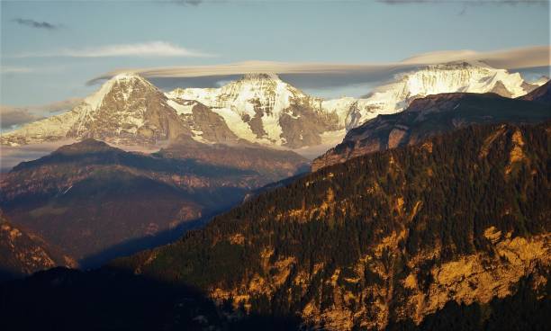 atardecer de verano las cumbres del alto de bernese oberland, suiza - silberhorn fotografías e imágenes de stock