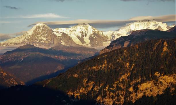 夏の夕日ベルナー ・ オーバーランド、スイスの山々 - berne switzerland thun jungfrau ストックフォトと画像