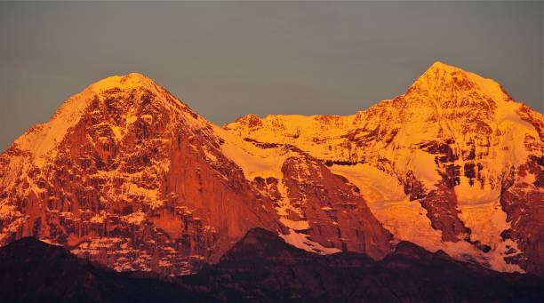 夏の夕日ベルナー ・ オーバーランド、スイスの山々 - berne switzerland thun jungfrau ストックフォトと画像