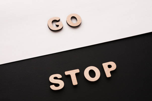 istock Words Go and Stop on contrast background 850926630