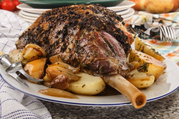 grelhado de perna de borrego com alecrim, batata e cebola - foto de acervo