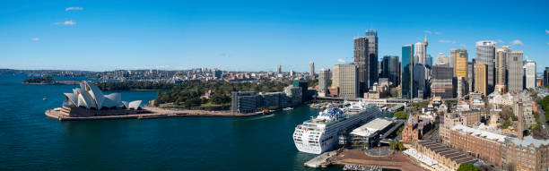 sydney harbour panoramablick - sydney harbor australia financial district cruise ship stock-fotos und bilder