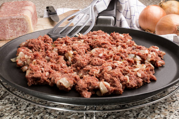 carne in scatola e cipolla su una padella - dinner corned beef irish culture st patricks day foto e immagini stock