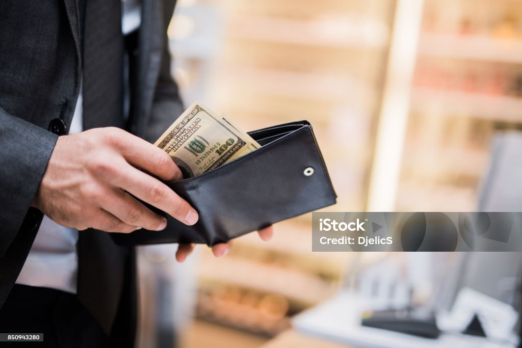 Jeune homme d’affaires, prendre de l’argent de son portefeuille - Photo de Portefeuille libre de droits