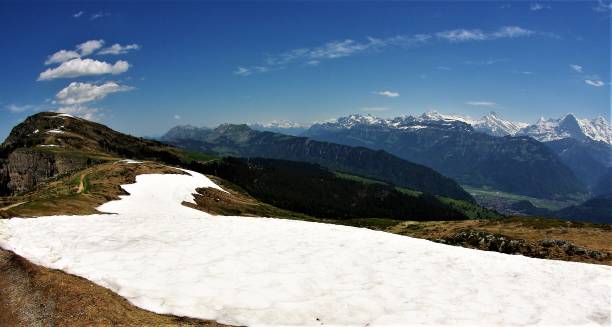 beatenberg - der sonnenterrasse des berner oberland, schweiz - monch sun snow european alps stock-fotos und bilder