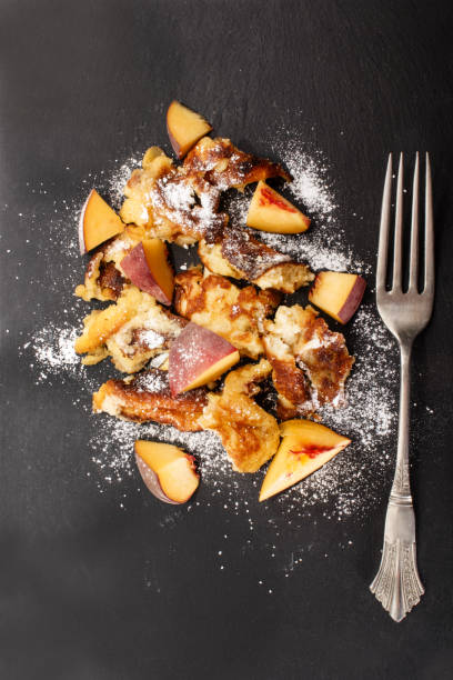 슬레이트에 복숭아와 kaiserschmarrn 스톡 사진