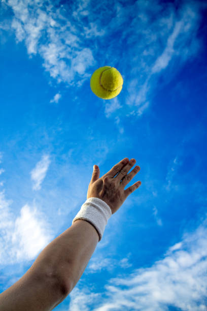 テニスのサービスを提供するための準備 - tennis court action toughness ストックフォトと画像