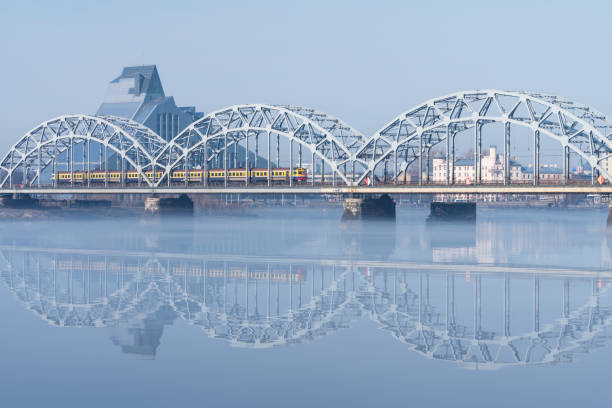 ponte ferroviario a riga - daugava river foto e immagini stock