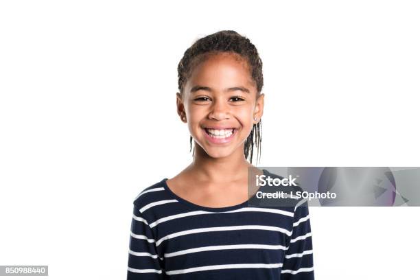 Adorable Niña Africana Sobre Fondo Blanco De Estudio Foto de stock y más banco de imágenes de Niñas