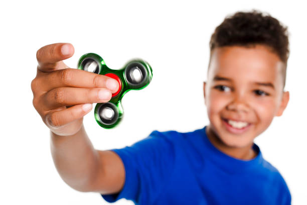 jongen fidget spinner held op voorgrond - handspinner stockfoto's en -beelden